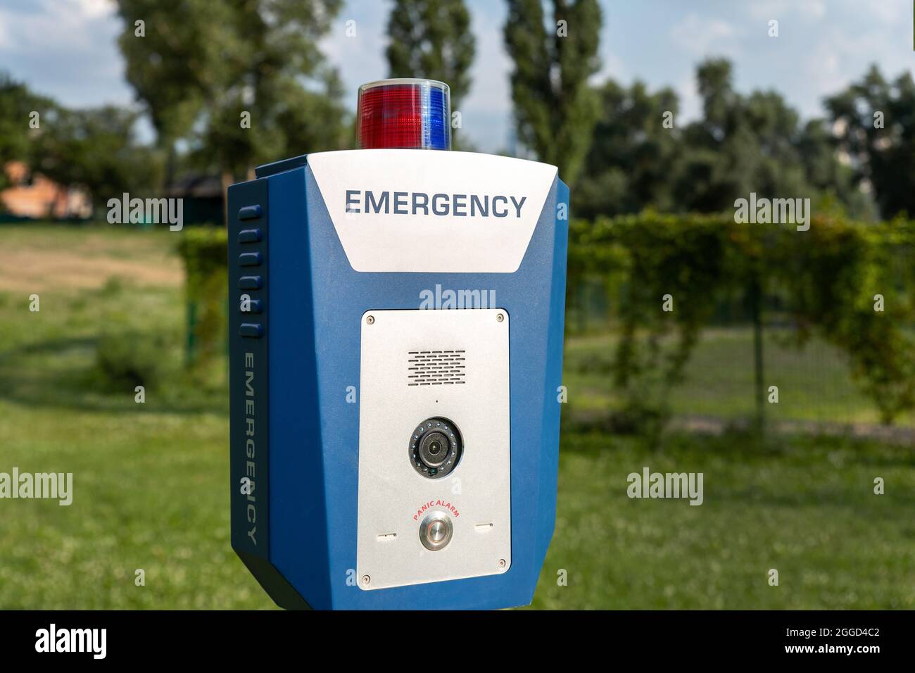 Boîtier d'alarme à bouton d'appel SOS de police d'urgence rouge avec barre lumineuse, caméra de vidéosurveillance et haut-parleur pour les communications urgentes dans la rue de la ville. Moderne et élégant Banque D'Images