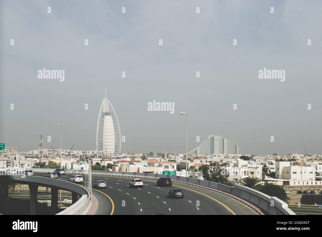 Voiture à Big City Dubaï Émirats Arabes Unis avec circulation sur la route de l'autoroute Banque D'Images