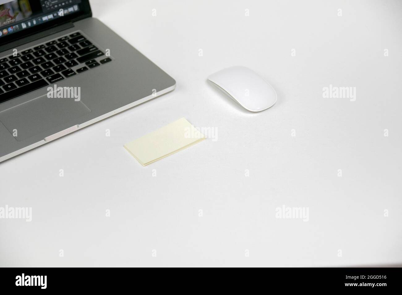 Blanc vide cartes de visite transparentes avec accessoires numériques souris clavier ordinateur portable sur fond blanc Banque D'Images