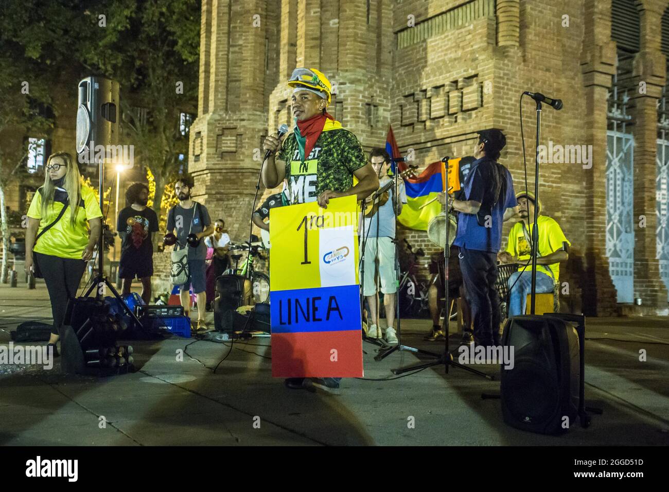 Barcelone, Espagne. 30 août 2021. Première ligne de défense dans les manifestations anti-gouvernementales en Colombie, Ricardo 'Prope' est vu avec une bannière avec les couleurs de la Colombie qui dit, première ligne le changement est moi. Environ 200 personnes ont manifesté devant l'Arc de Triomf de Barcelone contre les 6402 exécutions extrajudiciaires commises par l'armée dans le contexte du conflit armé colombien, un phénomène connu sous le nom de « faux positifs ». Crédit : DAX Images/Alamy Live News Banque D'Images