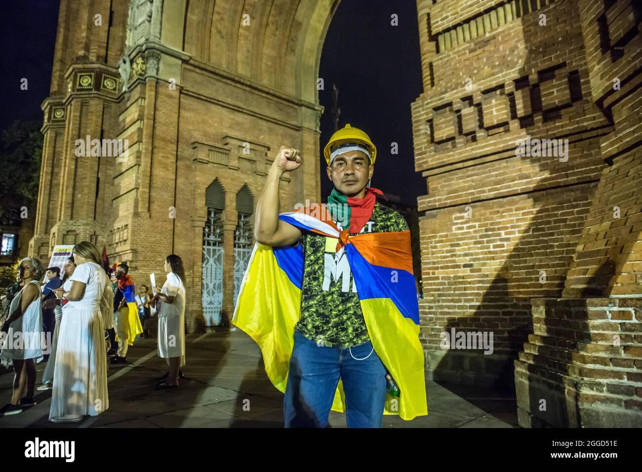 Barcelone, Espagne. 30 août 2021. Première ligne de défense dans les manifestations anti-gouvernementales en Colombie, Ricardo 'Prope' est vu avec son poing vers le haut. Environ 200 personnes ont manifesté devant l'Arc de Triomf de Barcelone contre les 6402 exécutions extrajudiciaires commises par l'armée dans le contexte du conflit armé colombien, un phénomène connu sous le nom de « faux positifs ». Crédit : DAX Images/Alamy Live News Banque D'Images