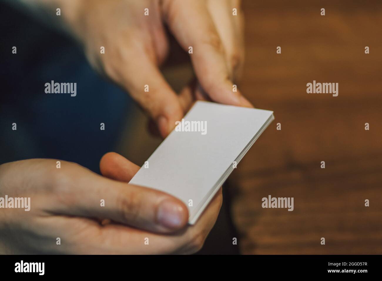 Les cartes de visite blanches vierges sont en mains Banque D'Images