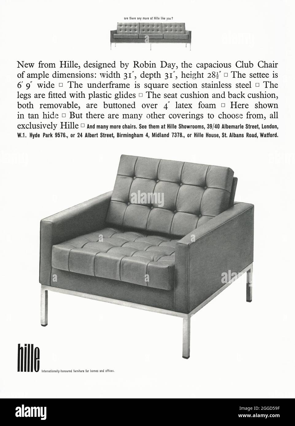 Une publicité des années 1960 pour le fauteuil de club Robin Day en vente dans les salles d'exposition Hille au Royaume-Uni. La publicité est apparue dans un magazine publié au Royaume-Uni en octobre 1962. Robin Day (1915–2010) était l'un des plus importants designers de meubles britanniques du XXe siècle. Il a commencé à concevoir pour S Hille & Co, une entreprise spécialisée dans le mobilier repro, en 1949. Les conceptions d'après-guerre de Day étaient légères et économiques dans leur utilisation des matériaux. En 1962, Robin Day a conçu le Club comme une version moderne du Chesterfield, conçu pour s'adapter aux espaces restreints. La gamme a été réédité en 2001 – graphiques vintage des années 1960. Banque D'Images