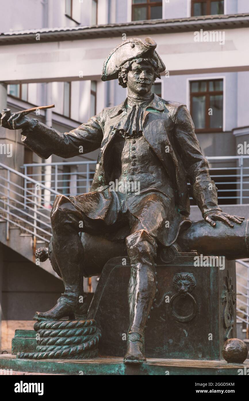 Saint-Pétersbourg, Russie - 04 avril 2021 : monument du bombardier Vasily Korchmin associé de Pierre le Grand sur l'île de Vasilievsky Banque D'Images
