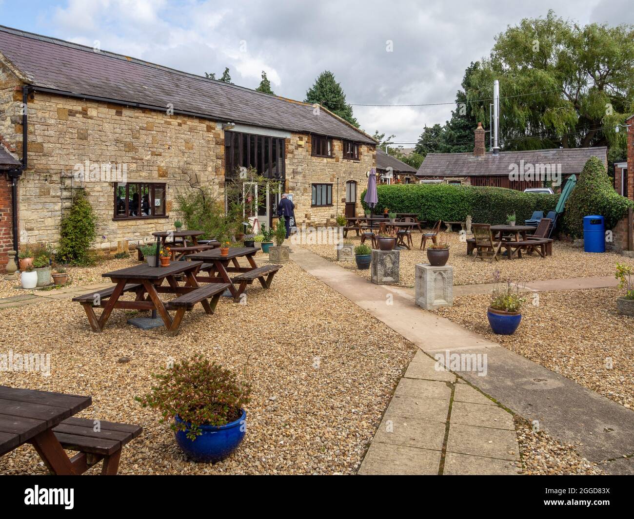 The Old Dairy Farm Craft Centre, Upper Stowe, Northamptonshire, Royaume-Uni ; magasins, galeries et studios d'artistes dans de vieux bâtiments de ferme reconvertis. Banque D'Images