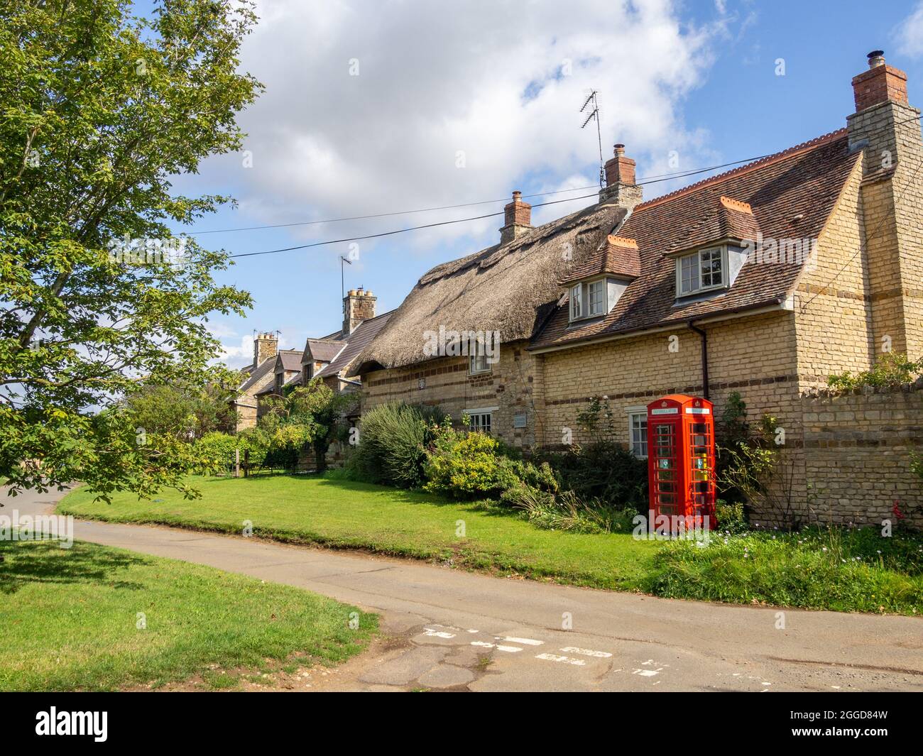 Scène de rue d'été dans le joli village de Upper Stowe, Northamptonshire, Royaume-Uni Banque D'Images