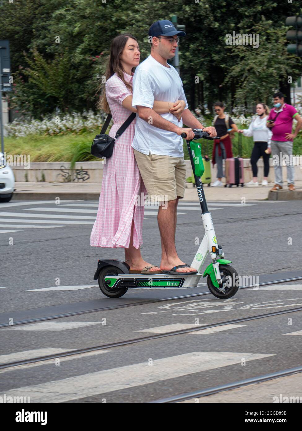 MILANO, ITALIE - 08 août 2021 : un cliché vertical d'un couple à bord d'un scooter  électrique Lime à Milan, Italie Photo Stock - Alamy