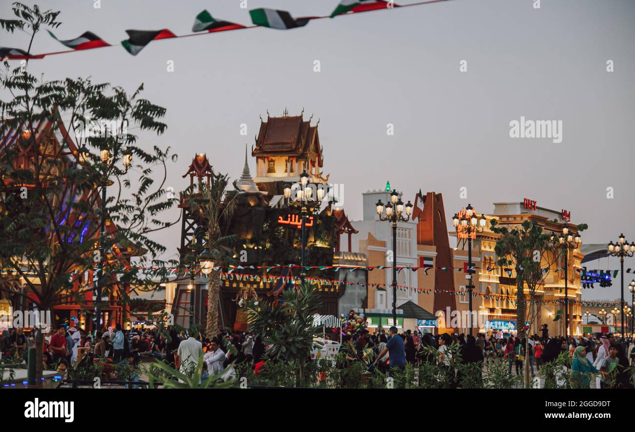 Global Village Park aux Émirats Arabes Unis avec de beaux bâtiments d'architecture Banque D'Images