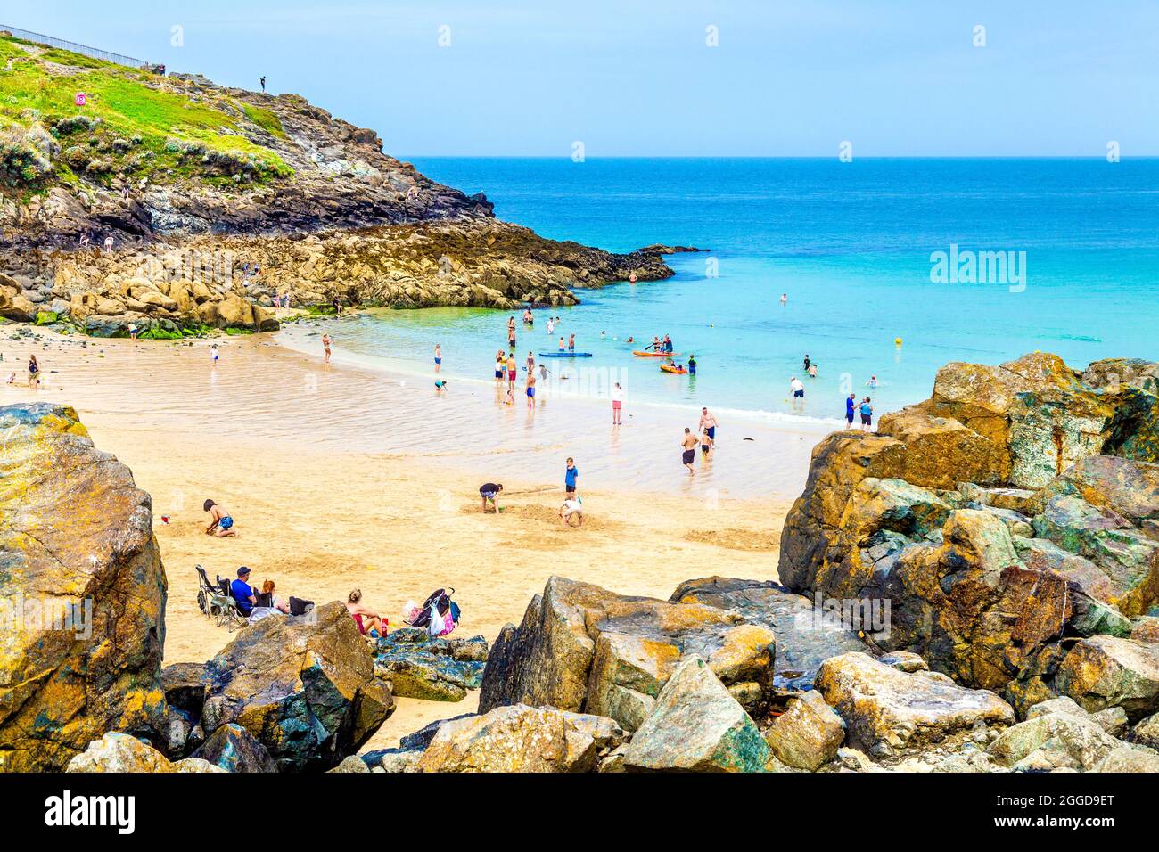 Vue sur la plage de Porthgwidden lors d'une chaude journée d'été à St Ives, Cornwall, Royaume-Uni Banque D'Images