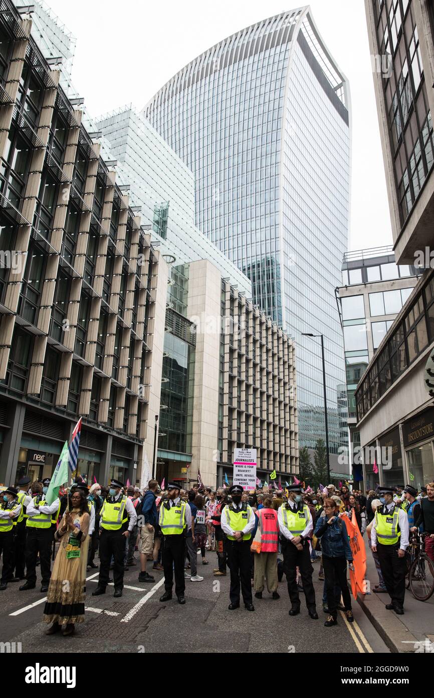 Londres, Royaume-Uni. 30 août 2021. Les activistes de l'environnement de la rébellion de l'extinction prennent part à une manifestation impossible Tea Party à travers la City de Londres. Extinction Rebellion a attiré l'attention sur les institutions financières qui financent des projets de combustibles fossiles tout en appelant le gouvernement britannique à cesser tous les nouveaux investissements dans les combustibles fossiles avec effet immédiat le huitième jour de leur impossible révolte de la rébellion à Londres. Crédit : Mark Kerrison/Alamy Live News Banque D'Images