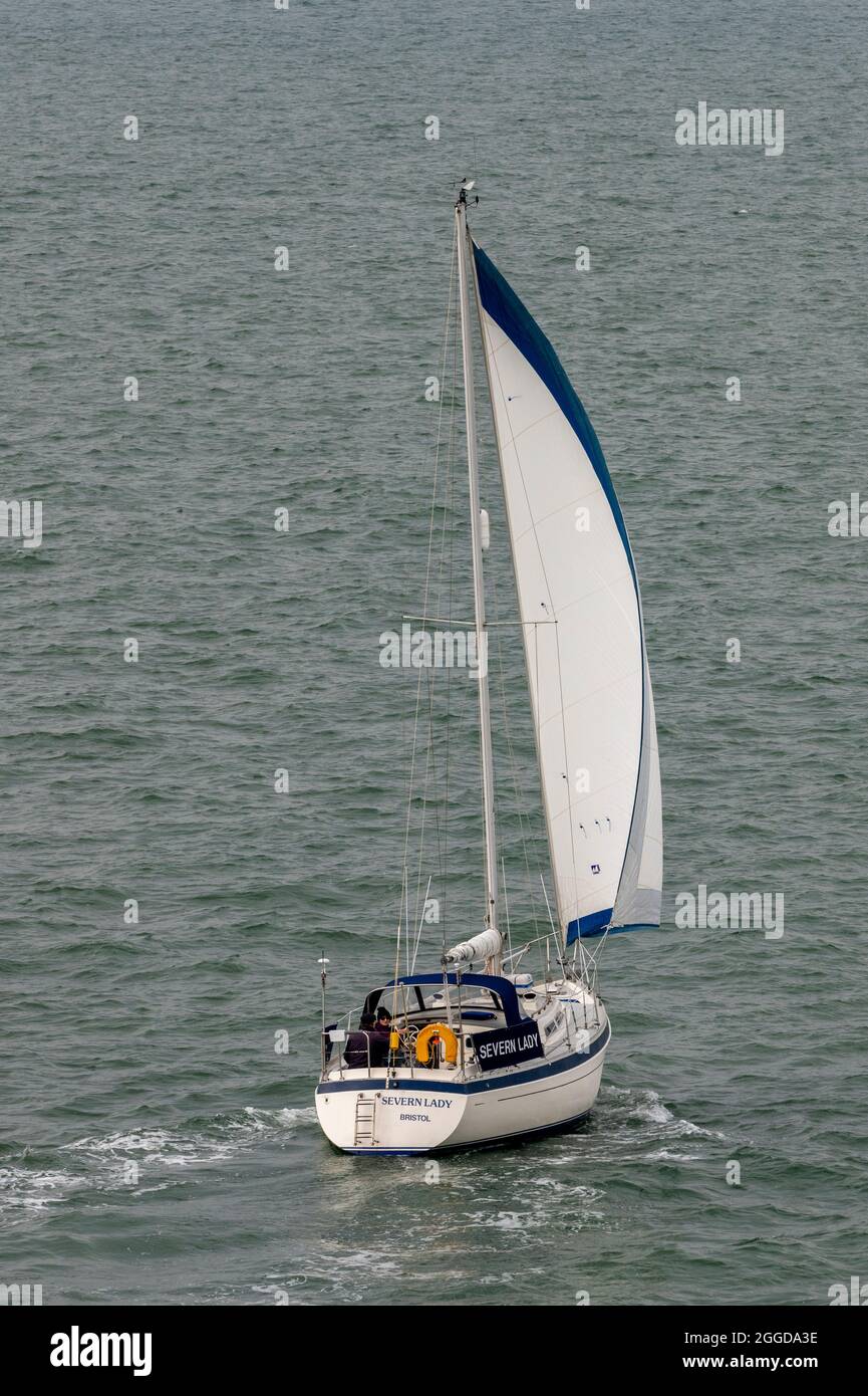 yacht à voile courant avant le vent, yacht avec la voile principale hissé, yacht en cours sur une journée calme, bateau à voile faisant le chemin sur la mer calme, yachtmen. Banque D'Images