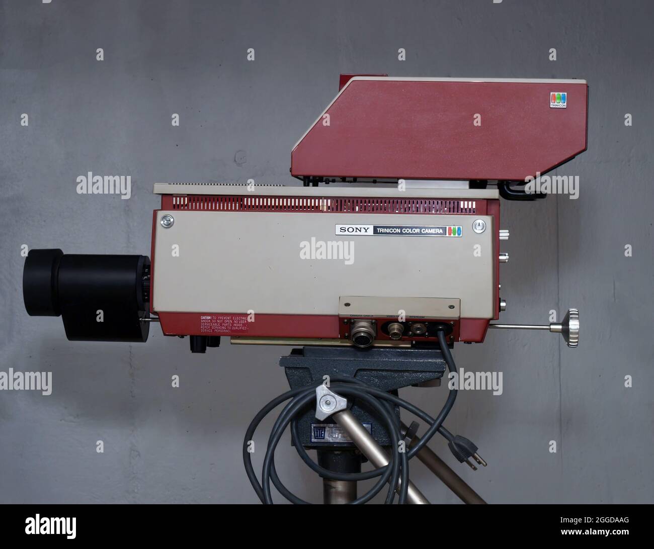 SPRINGFIELD, ÉTATS-UNIS - 30 août 2021: Vintage années 1970 télévision Studio caméra Sony Trinicon caméra couleur Banque D'Images