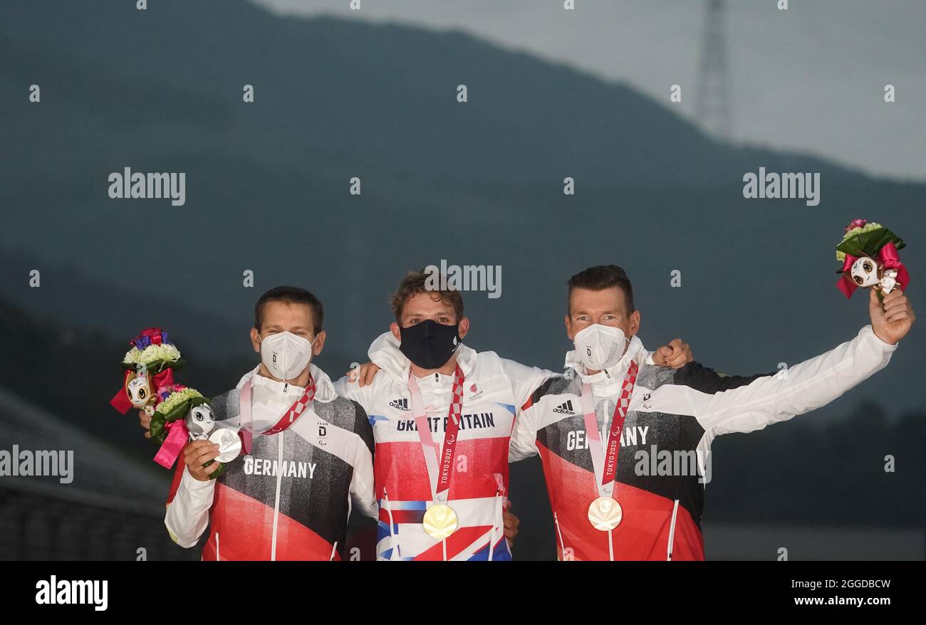 Oyama, Japon. 31 août 2021. Paralympiques : paracyclisme, hommes, essai de temps, Fuji International Speedway. Steffen Warias (r-l, médaille d'argent, 2e place, Allemagne), Benjamin Watson (médaille d'or, 1re place, Grande-Bretagne) et Matthias Schindler (médaille de bronze, 3e place, Allemagne). Credit: Marcus Brandt/dpa/Alay Live News Banque D'Images