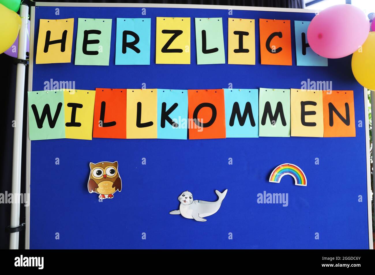 Image symbole pour le début de la nouvelle année scolaire: Tableau noir dans une école avec l'inscription Herzlich Willkommen (Bienvenue) Banque D'Images