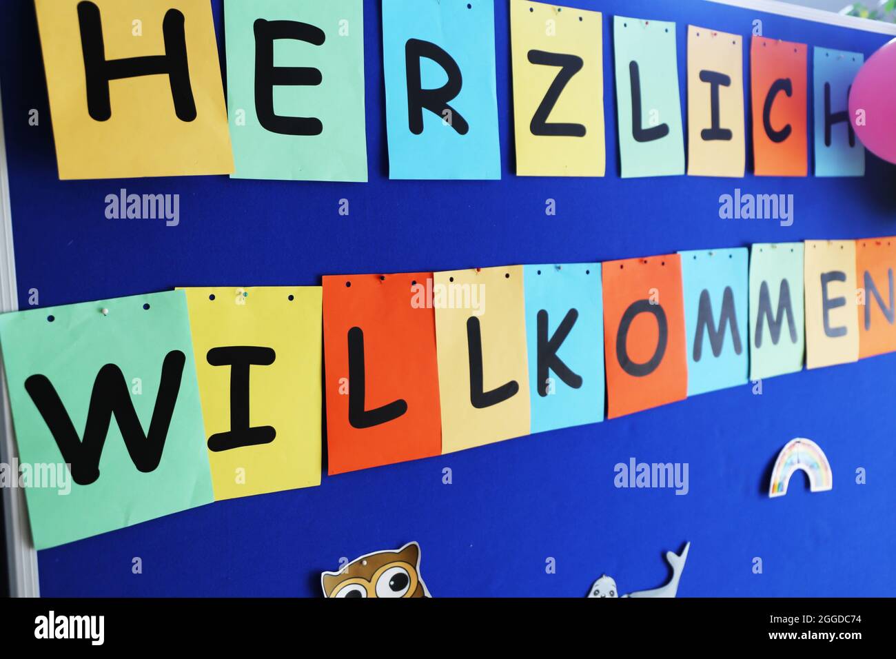 Image symbole pour le début de la nouvelle année scolaire: Tableau noir dans une école avec l'inscription Herzlich Willkommen (Bienvenue) Banque D'Images