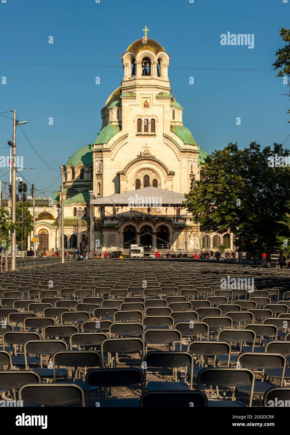 Rangées de chaises vides pour un concert de musique en plein air à la cathédrale Saint-Alexandre Nevsky de Sofia, Bulgarie Banque D'Images