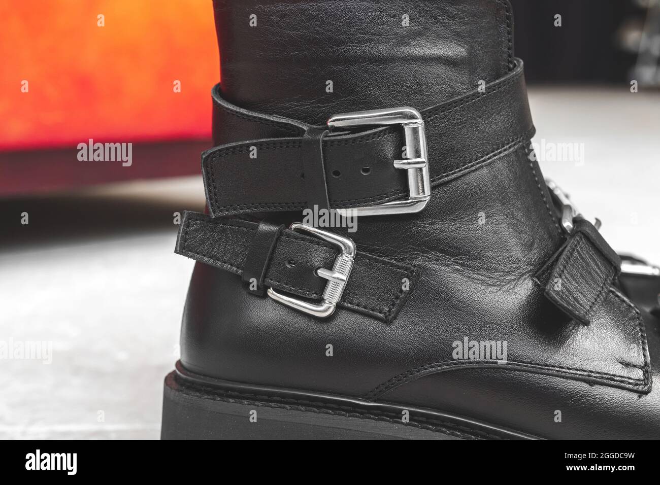 Chaussures en cuir noir gros plan et détails textiles, concept de bottes Banque D'Images