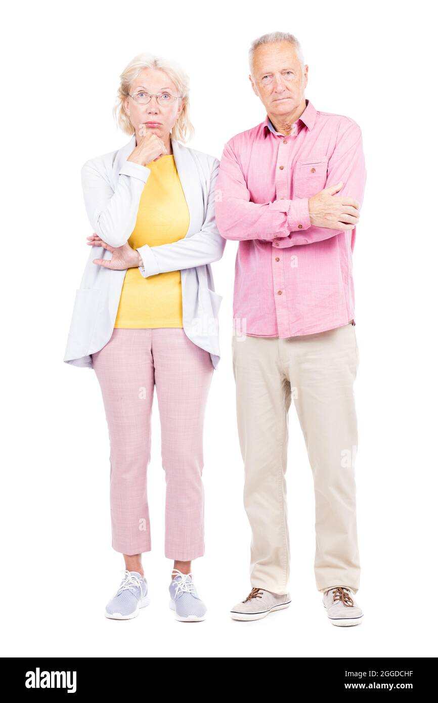 Plan vertical en longueur de l'homme et de la femme âgés pensifs debout ensemble pensant à quelque chose, fond blanc Banque D'Images
