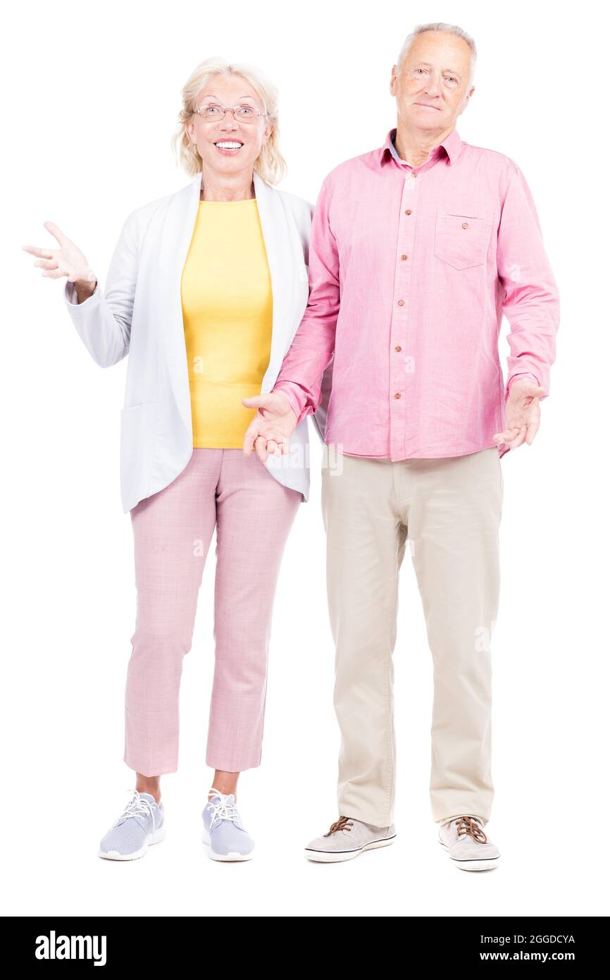 Prise de vue verticale en longueur d'un homme et d'une femme caucasiens âgés portant des vêtements décontractés se sentant surpris par de bonnes nouvelles Banque D'Images