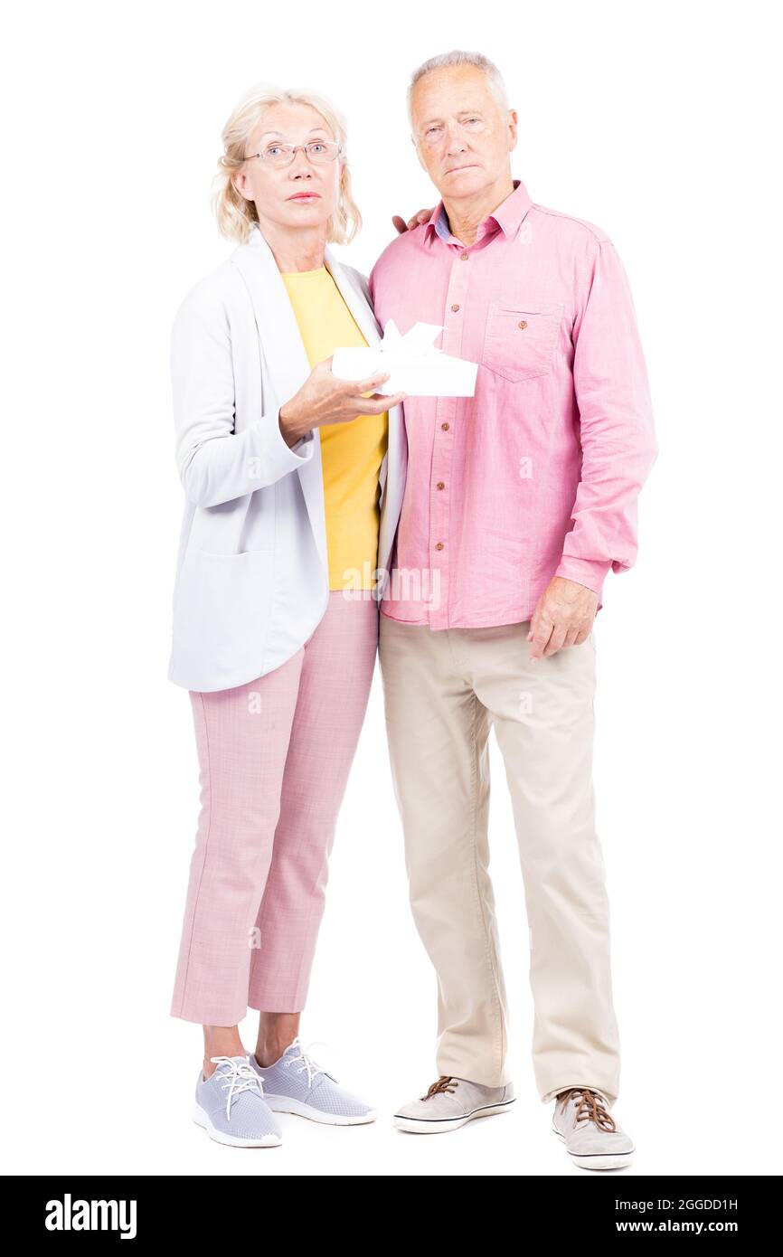 Plan conceptuel vertical complet de l'homme et de la femme âgés debout avec une boîte de serviettes en papier Banque D'Images