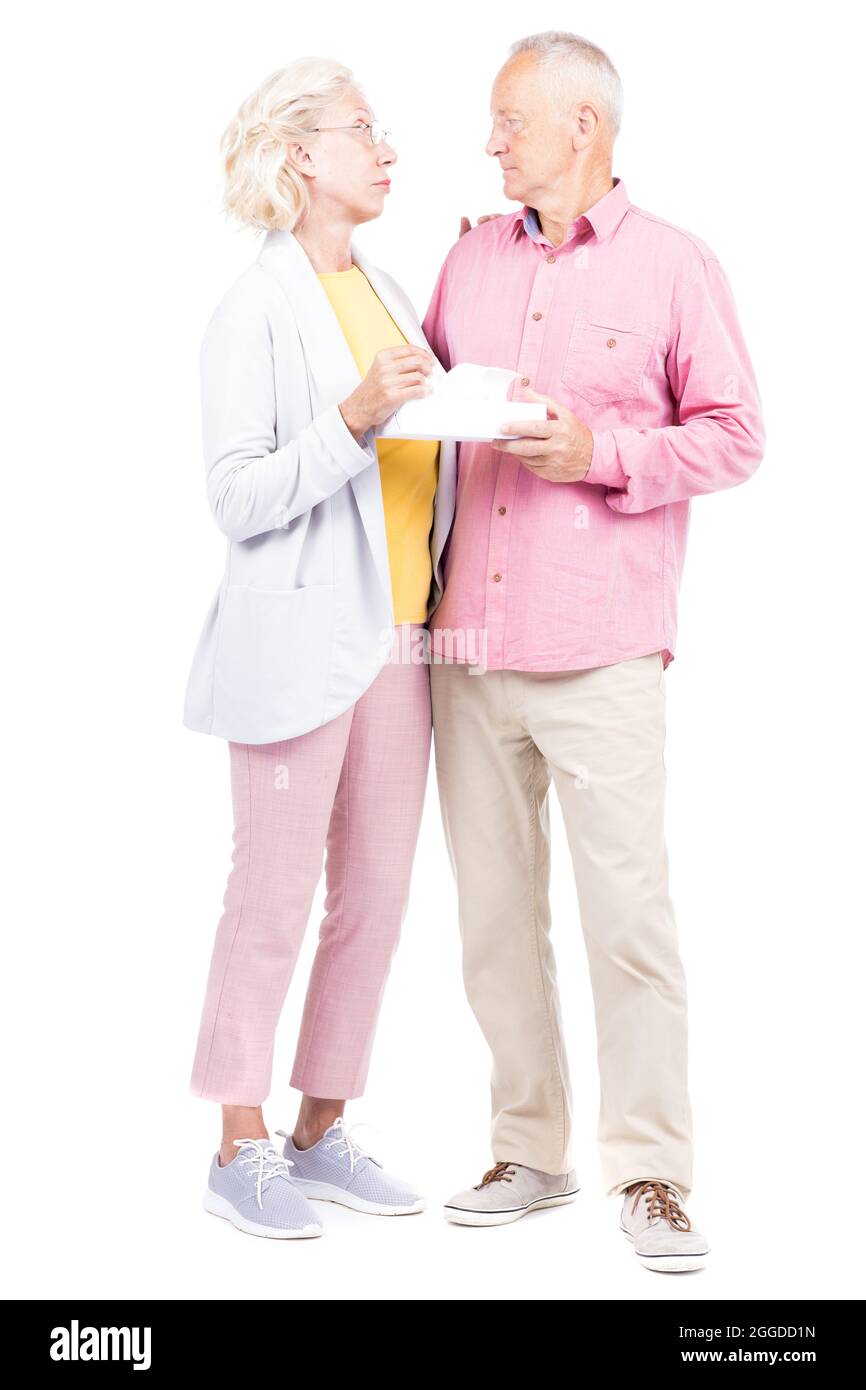 Plan conceptuel vertical complet de l'homme et de la femme âgés debout avec une boîte de serviettes en papier Banque D'Images