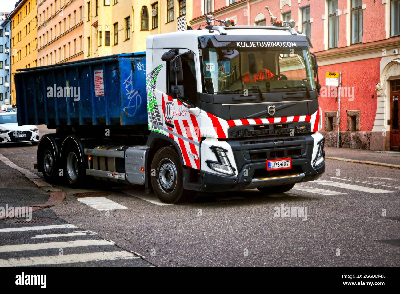 Nouveau Volvo FMX500 6x2 chariot élévateur Kuljetusrinki Oy sur la rue de la ville avec bac à sauter à l'arrière du véhicule. Helsinki, Finlande. 2 août 2021. Banque D'Images