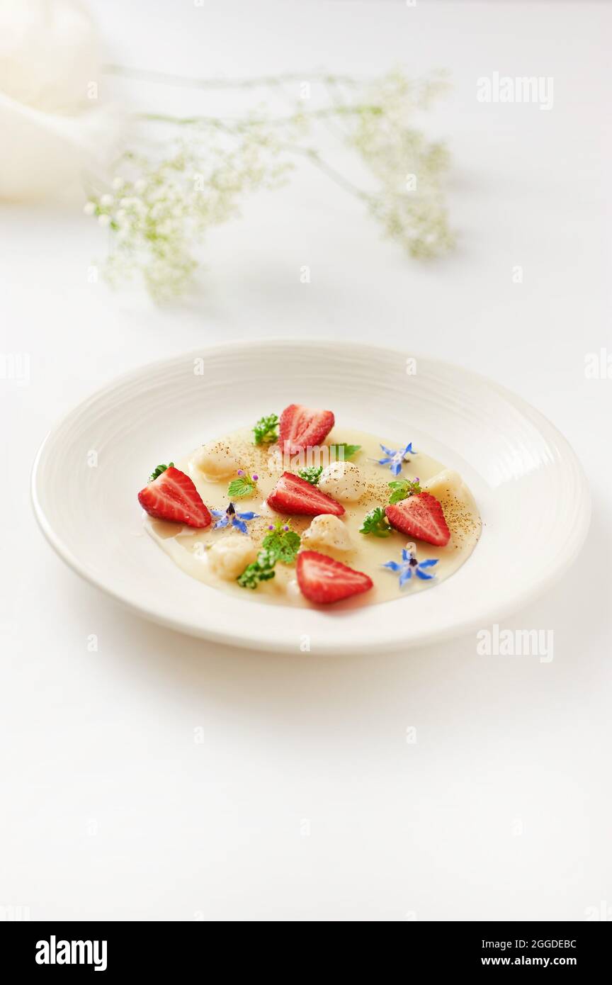 Yaourt et boule de gingembre en sauce vervain garni de fraise et de café Banque D'Images