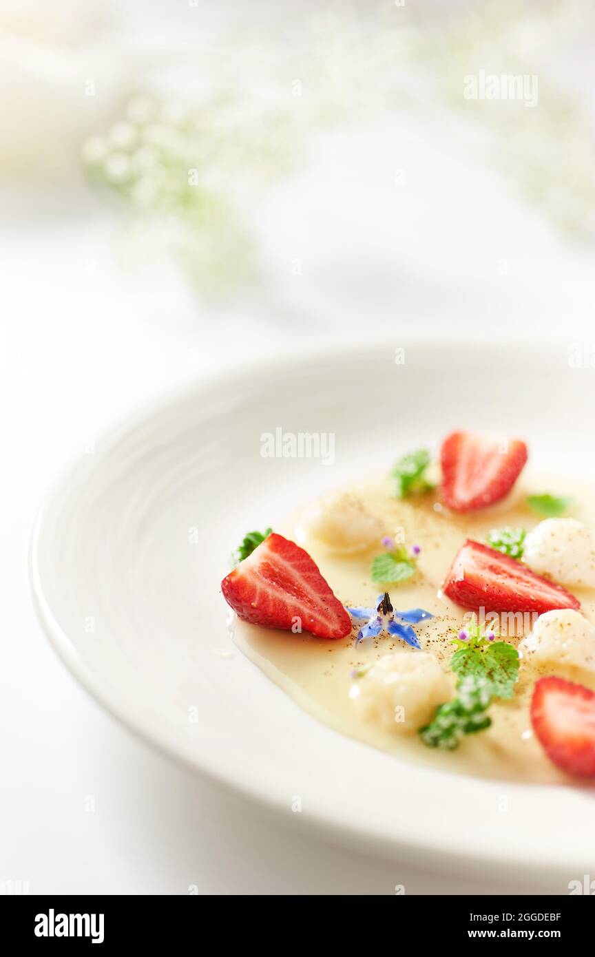 Yaourt et boule de gingembre en sauce vervain garni de fraise et de café Banque D'Images