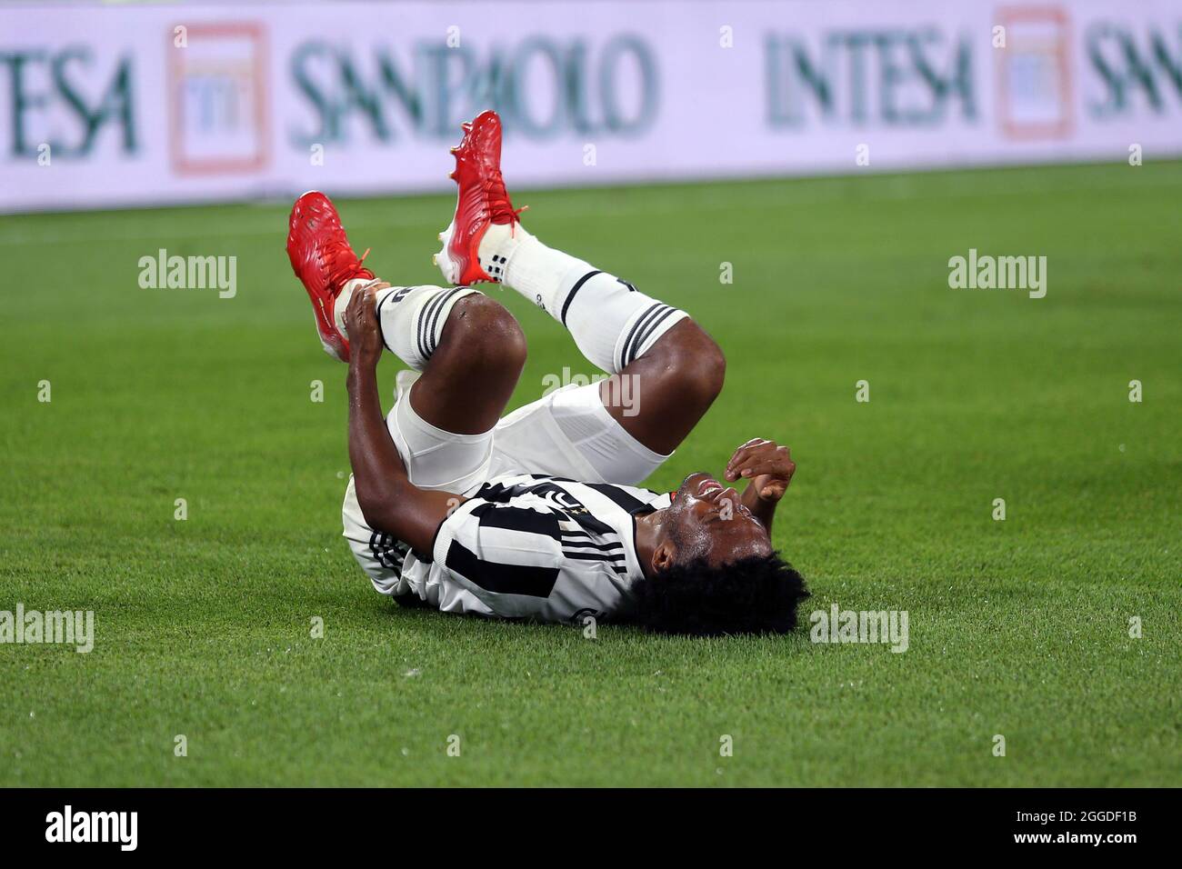 Turin, Italie. 29 août 2021. Juan Cuadrado de Juventus FC blessé pendant la série UN match entre Juventus FC et Empoli FC. Banque D'Images