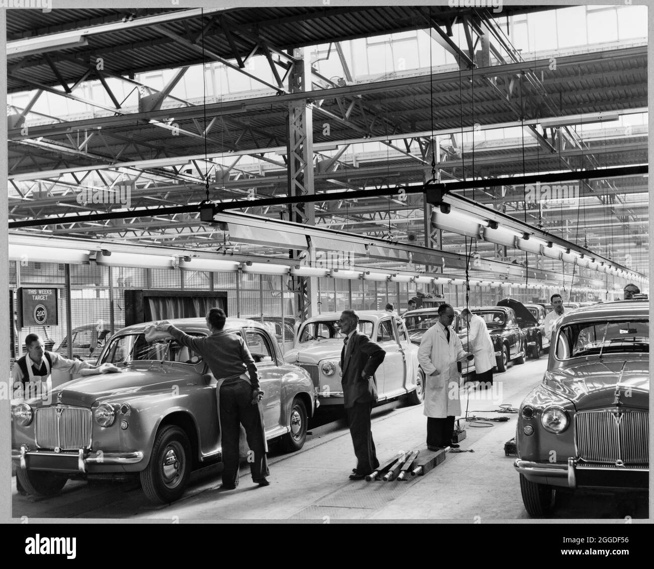 Vue de l'intérieur de l'usine Rover de Solihull, montrant les ouvriers qui polient les voitures. Cette image a été cataloguée dans le cadre du projet Breaking New Ground en partenariat avec la John Laing Charitable Trust en 2019-20. Banque D'Images