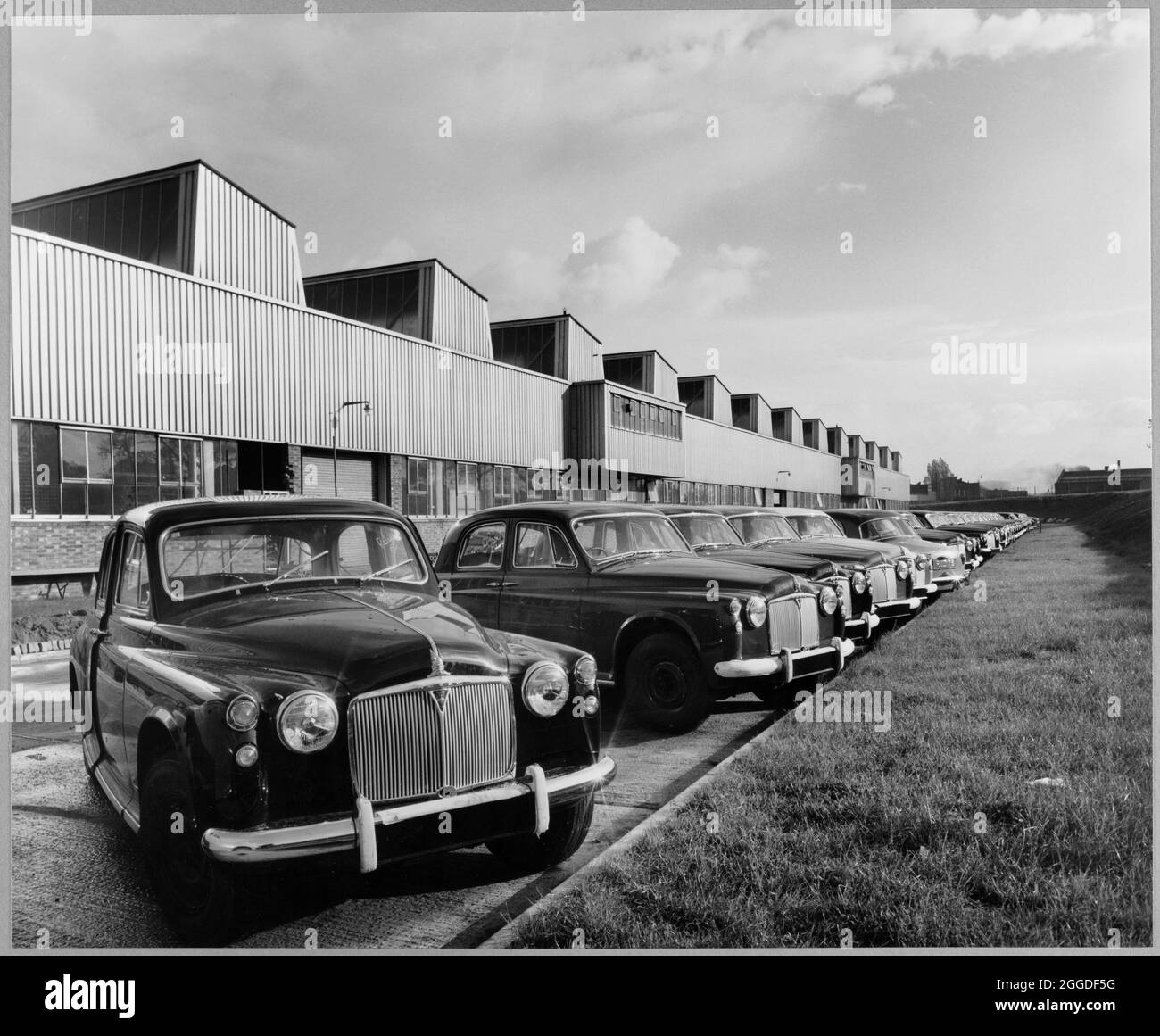 Vue sur les véhicules nouvellement fabriqués alignés à l'extérieur de l'usine Rover de Solihull. Cette image a été cataloguée dans le cadre du projet Breaking New Ground en partenariat avec la John Laing Charitable Trust en 2019-20. Banque D'Images