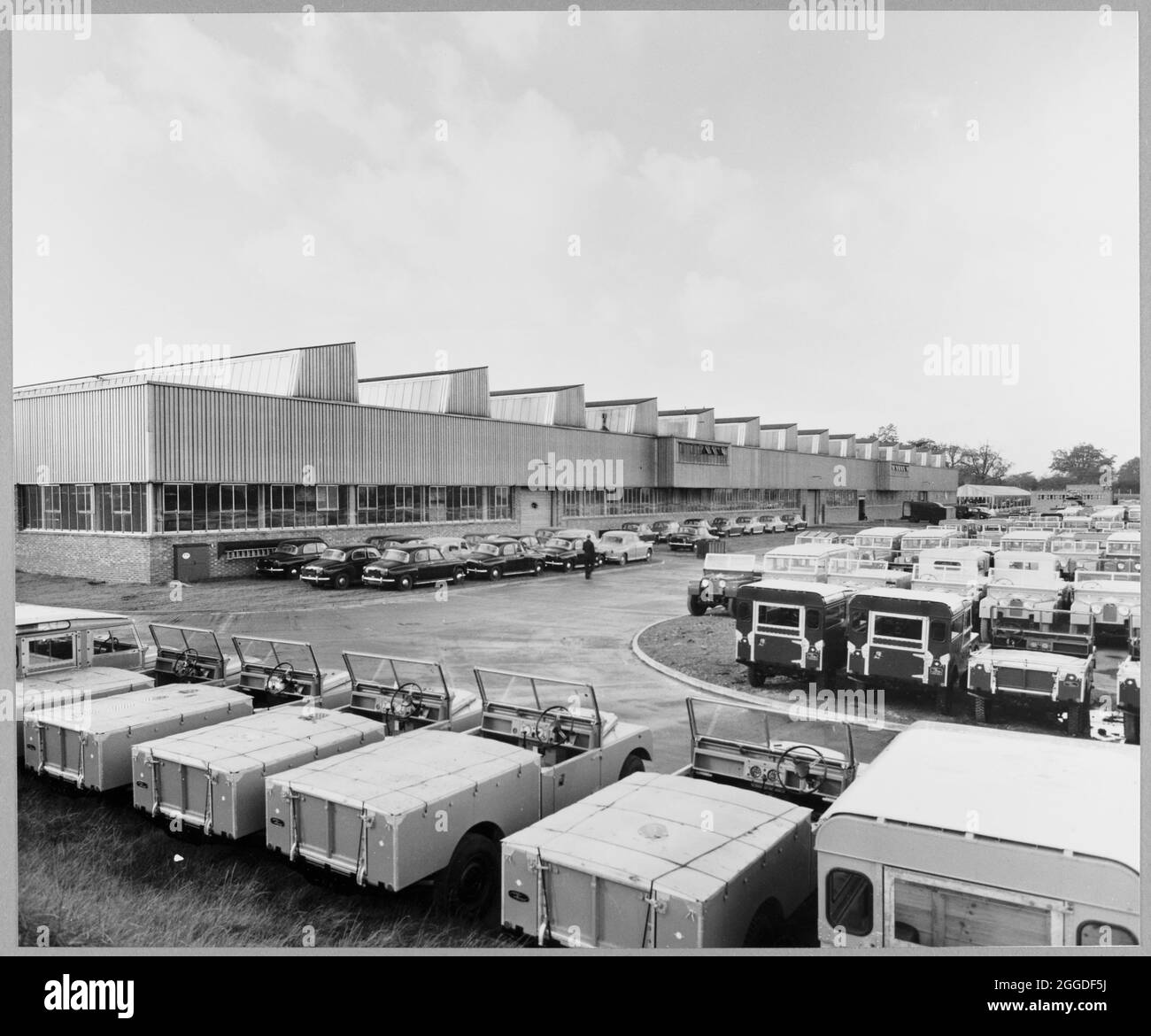 Vue extérieure de l'usine Rover de Solihull, avec différentes marques de Rover et Land Rover à l'extérieur. Cette image a été cataloguée dans le cadre du projet Breaking New Ground en partenariat avec la John Laing Charitable Trust en 2019-20. Banque D'Images