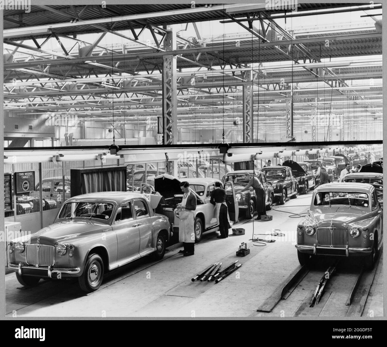 Vue intérieure de l'usine Rover de Solihull montrant la fabrication en cours. Cette image a été cataloguée dans le cadre du projet Breaking New Ground en partenariat avec la John Laing Charitable Trust en 2019-20. Banque D'Images