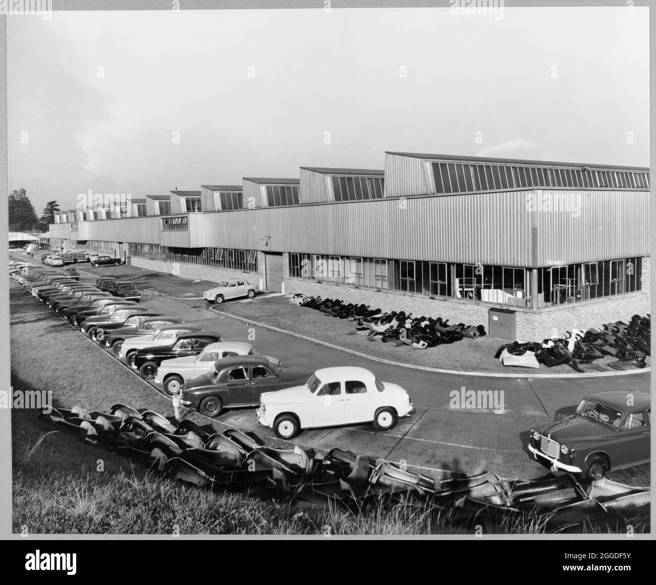 Vue extérieure de l'usine Rover de Solihull, avec pièces de voiture et divers Rovers à l'extérieur. Cette image a été cataloguée dans le cadre du projet Breaking New Ground en partenariat avec la John Laing Charitable Trust en 2019-20. Banque D'Images