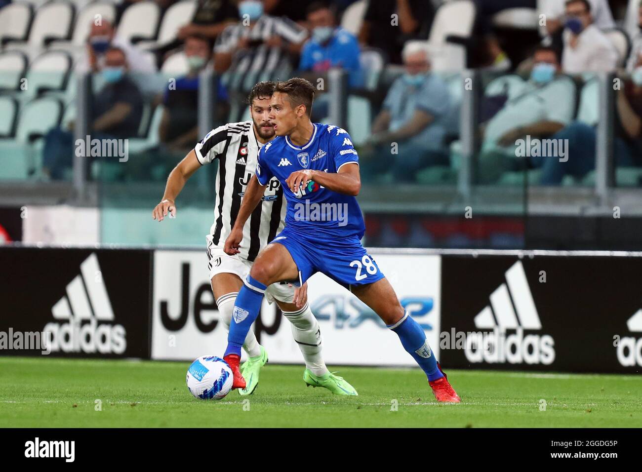 Turin, Italie. 29 août 2021. Samuele Ricci, du FC Empoli, contrôle le ballon pendant la série UN match entre le FC Juventus et le FC Empoli. Banque D'Images