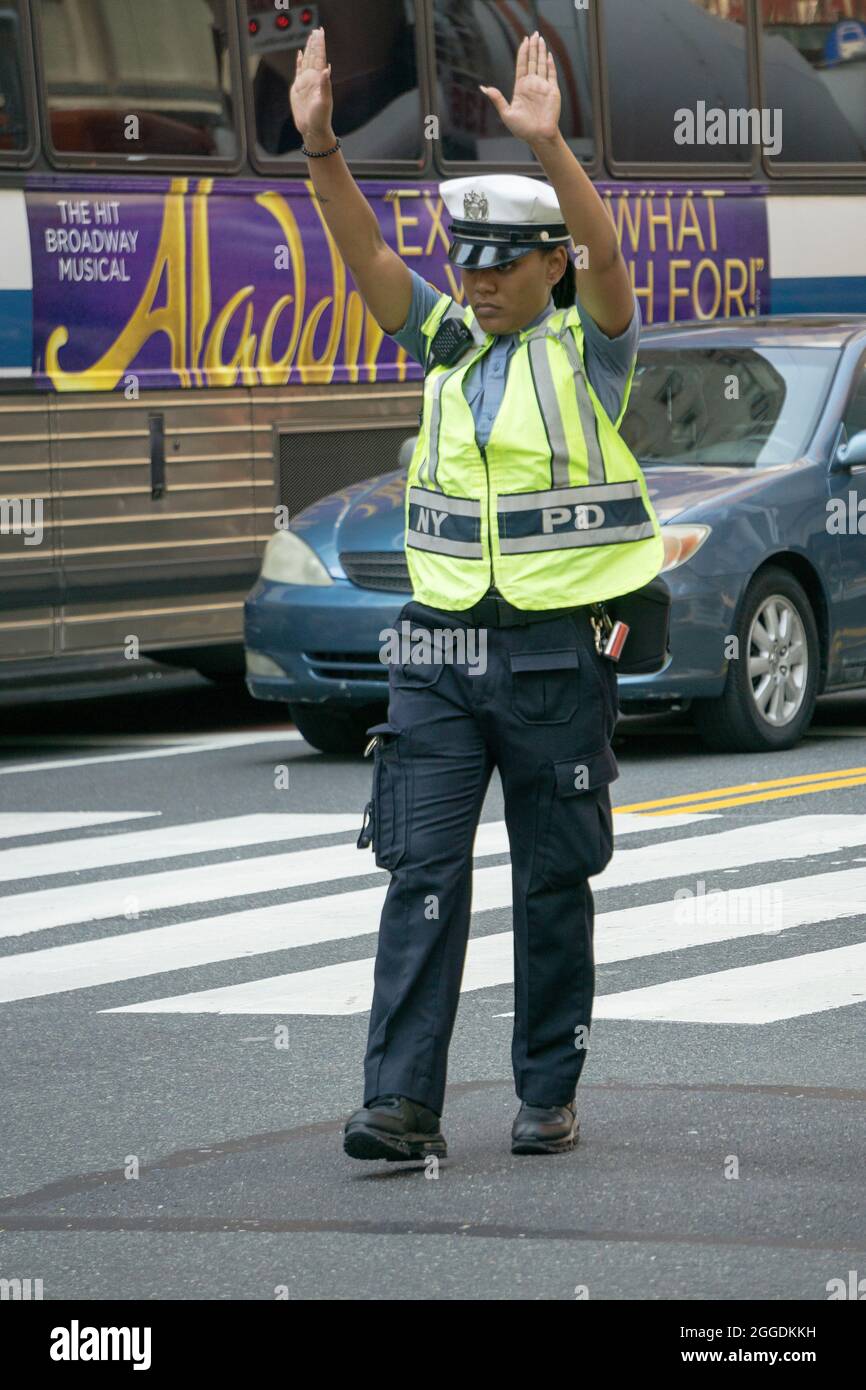 Un agent de police de New York dirige la circulation sur la 34e rue et Park Avenue à Manhattan, New York Banque D'Images