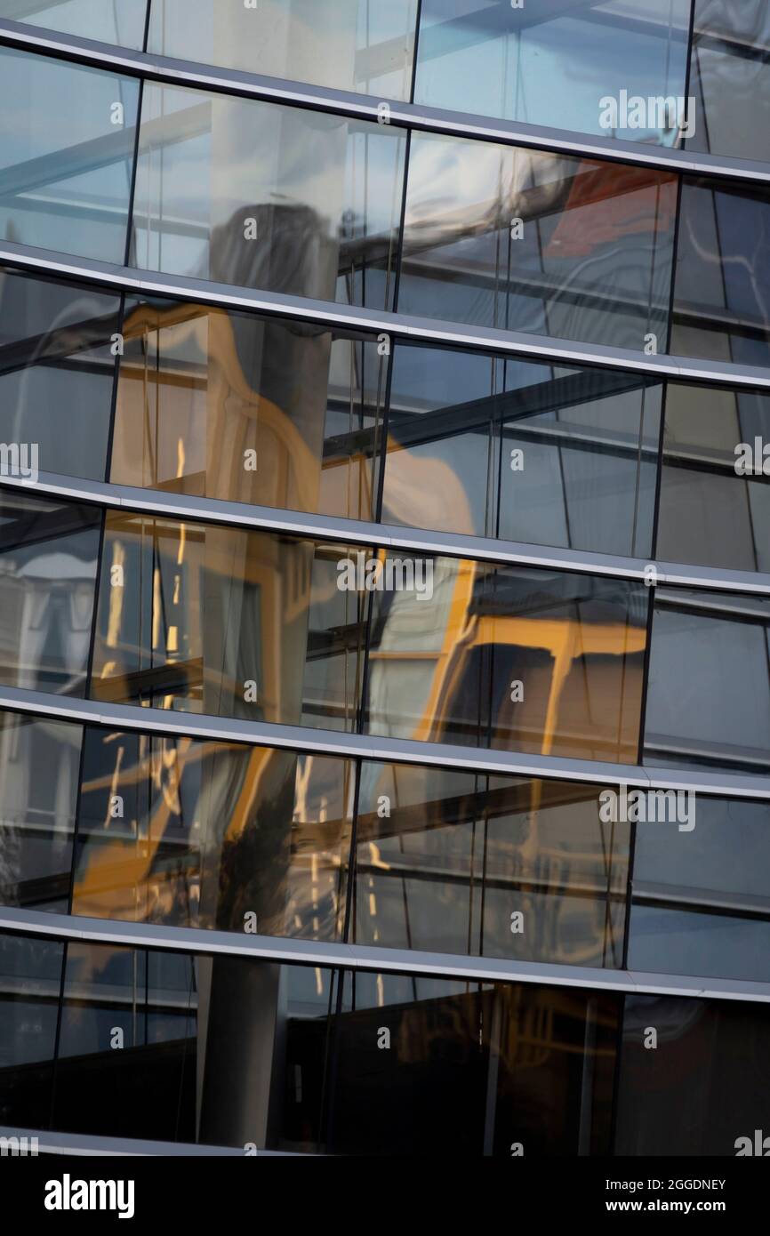 Réflexions de vieux bâtiments sur la façade en verre de la galerie d'art de Christchurch, Christchurch, Canterbury, South Island, Nouvelle-Zélande Banque D'Images