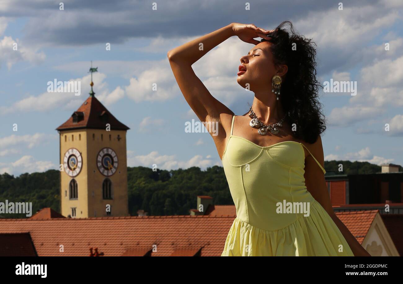 Regensburg Altstadt oder Innenstadt oder City mit schwarzhaariger Schönheit  mit sinnlichen Blick und gelben Kleid. Oberpfalz, Bayern, Ratisbonne Photo  Stock - Alamy