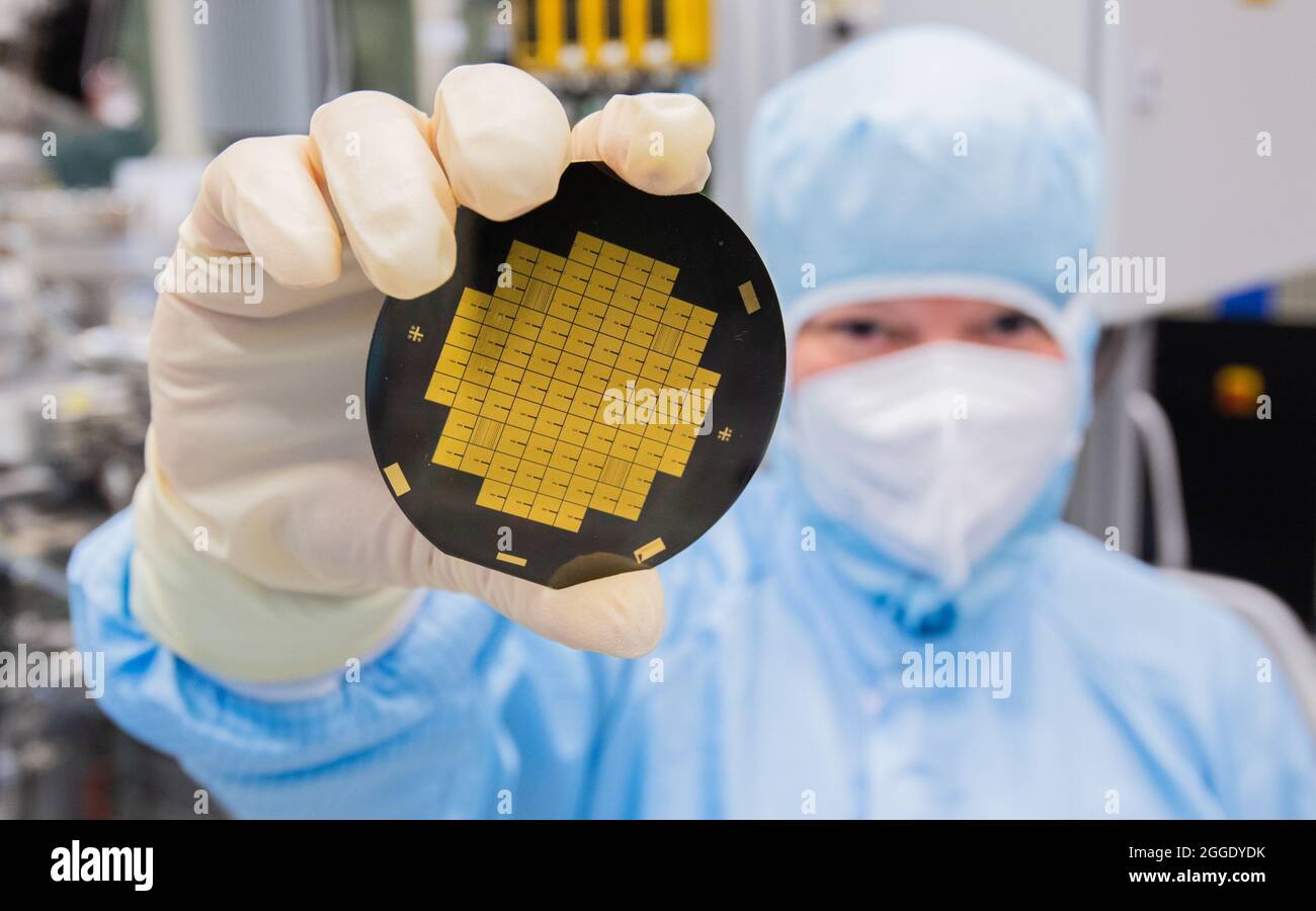 31 août 2021, Basse-Saxe, Brunswick: Friederike Giebel, associé de recherche, présente des micropuces pour les processeurs quantiques dans un laboratoire en salle blanche au Physikalisch-Technische Bundesanstalt PTB. La Basse-Saxe veut faire avancer la technologie quantique avec des sommes de milliards. Plus de 1.5 milliards d'euros seront consacrés à la nouvelle technologie d'ici 2030, a annoncé l'association de recherche de Basse-Saxe 'Quantum Valley Basse-Saxe'. D'ici 2025, le premier ordinateur quantique de l'État doit être mis en service. Photo: Julian Stratenschulte/dpa Banque D'Images
