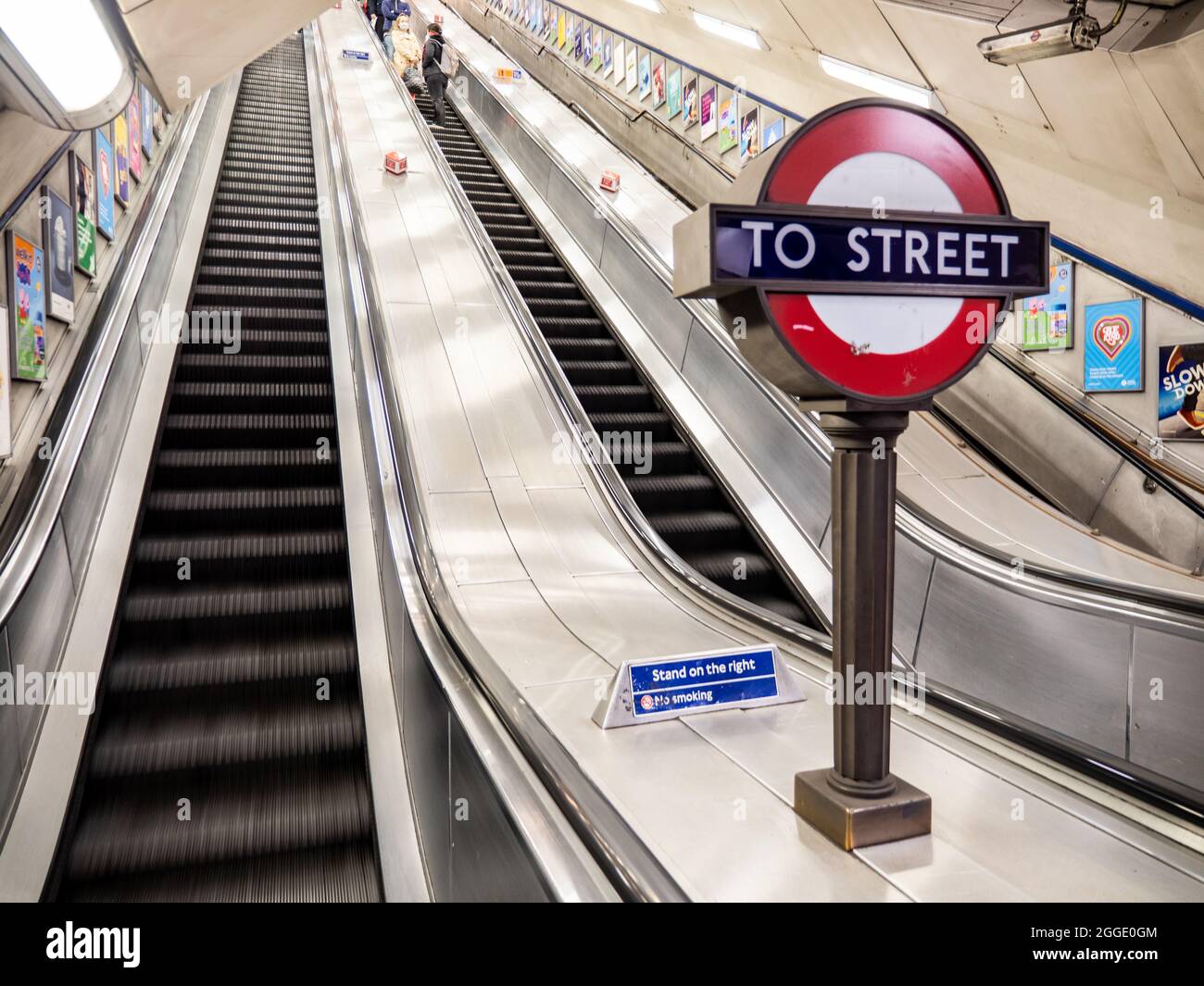 Escalier roulant du métro de Londres. Panneau rétro original à la sortie au niveau de la rue sur le système de transports en commun du métro de Londres à la station St. Paul. Banque D'Images