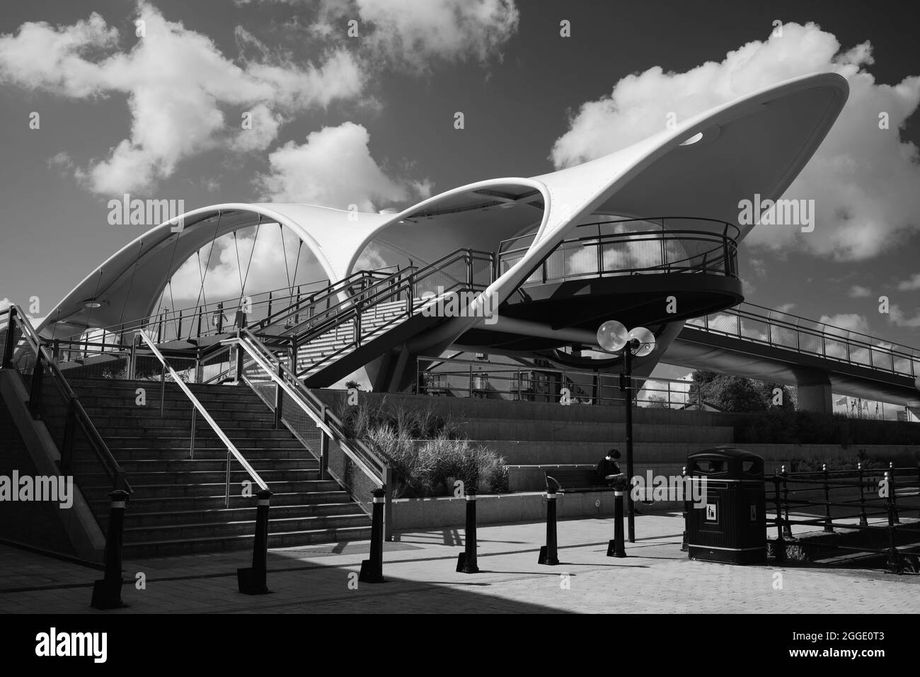 Passerelle moderne, Murdoch's Connection, au-dessus de l'autoroute reliant Princes Quay à la marina de Hull, Humberside, Royaume-Uni. Banque D'Images