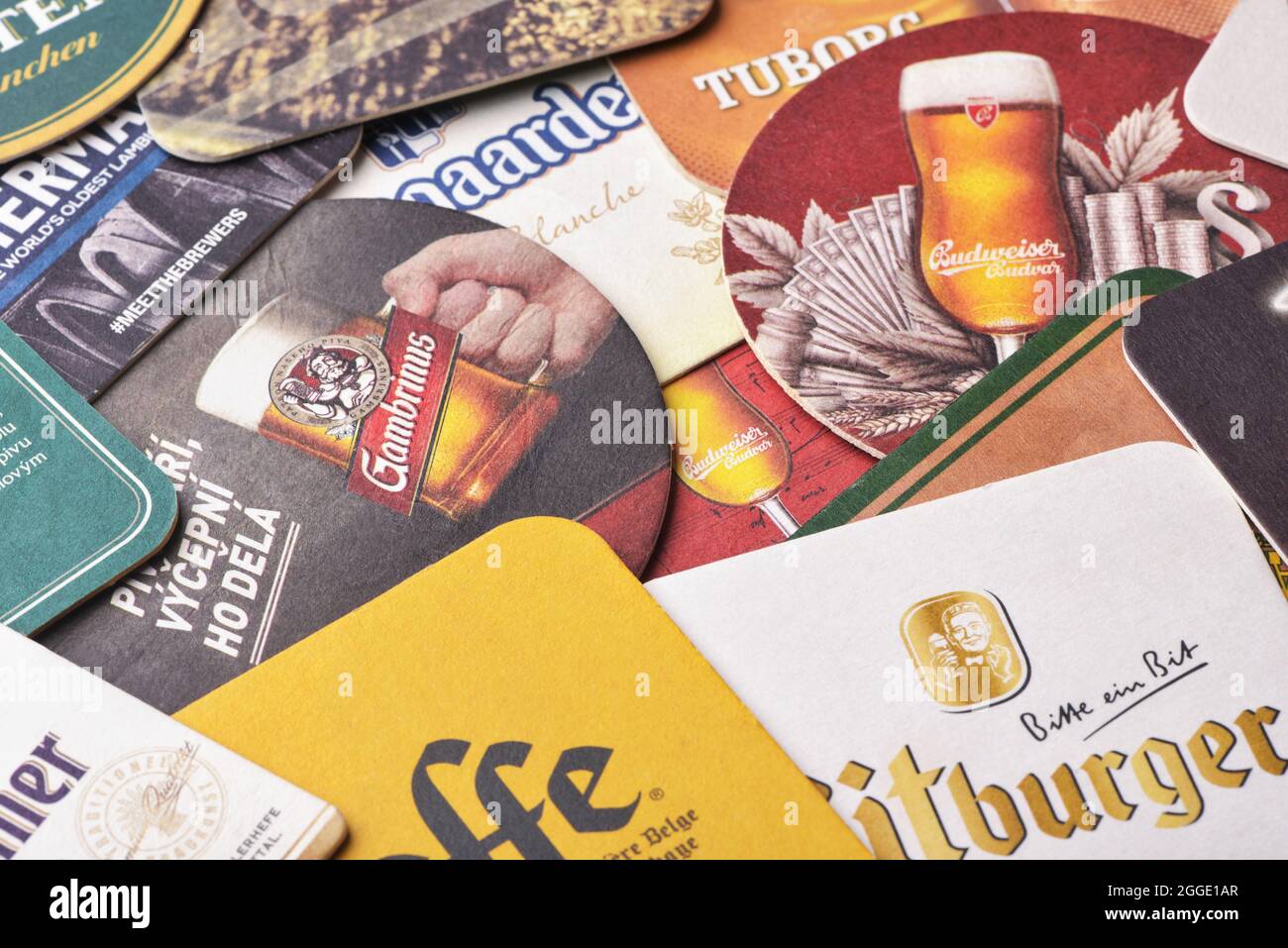 Samara, Russie - Mars 2021. Groupe de divers dessous de verre de bière en papier Banque D'Images