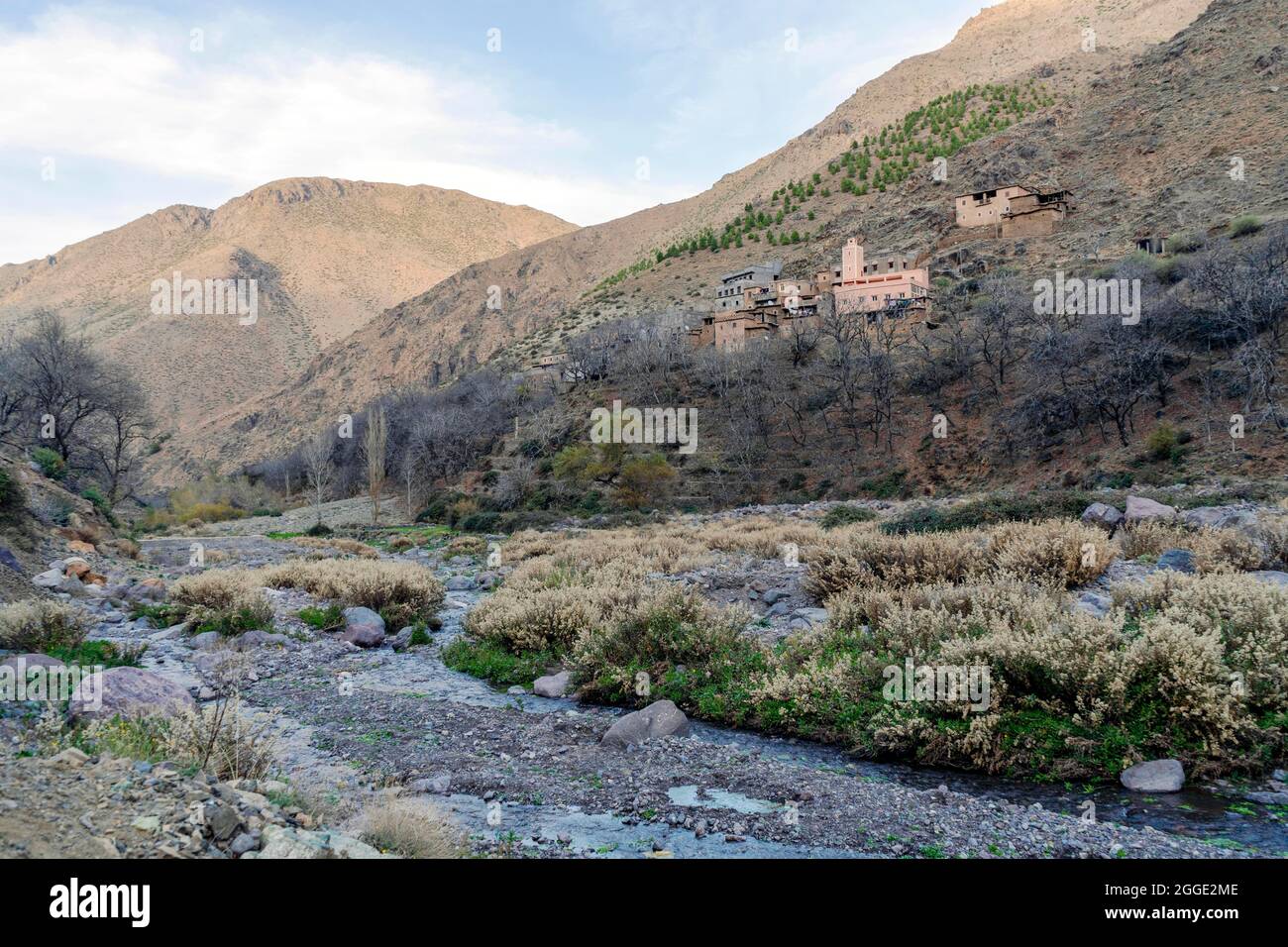 Petit village berbère, situé en hauteur dans les montagnes de l'Atlas, Maroc Banque D'Images