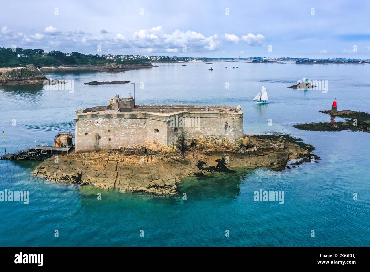 Tir de drone de l'île avec le Château du Taureau et un voilier donnant sur la côte de Carantec, département Finistère, France Banque D'Images