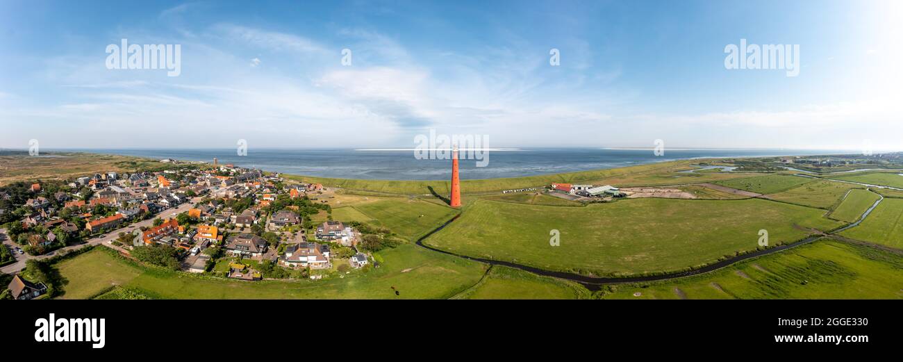 Gros panorama de drone tiré du phare de Huisduinen, appelé le long Jaap avec le village de New Den Helder, un canal d'irrigation au premier plan Banque D'Images