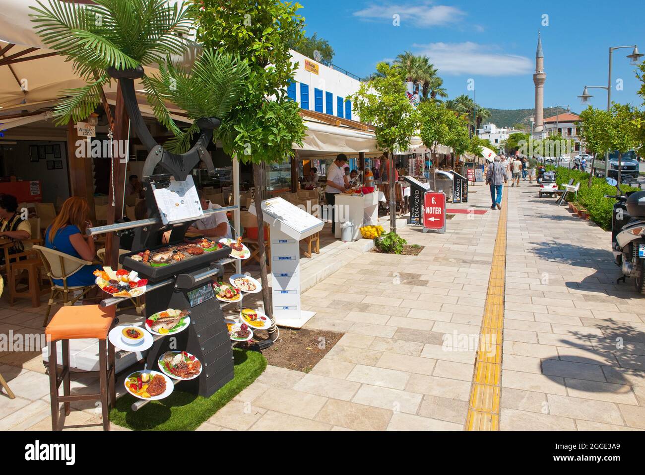 Promenade du port de Brodrum avec peu de touristes, Restaurant sur la gauche, Bodrum, Turquie Banque D'Images