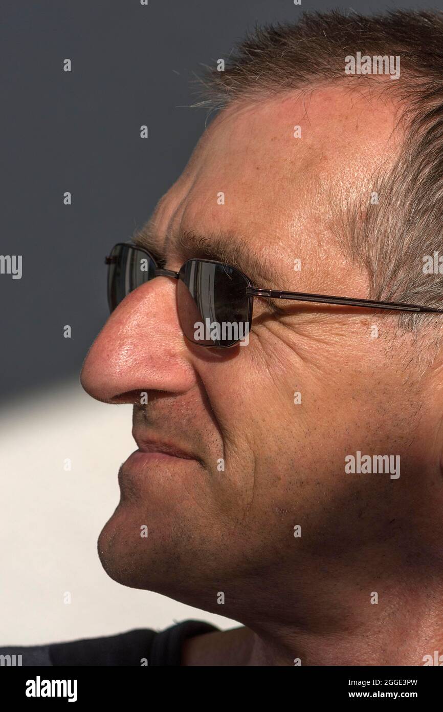 Homme avec lunettes de soleil, portrait, Bavière, Allemagne Banque D'Images