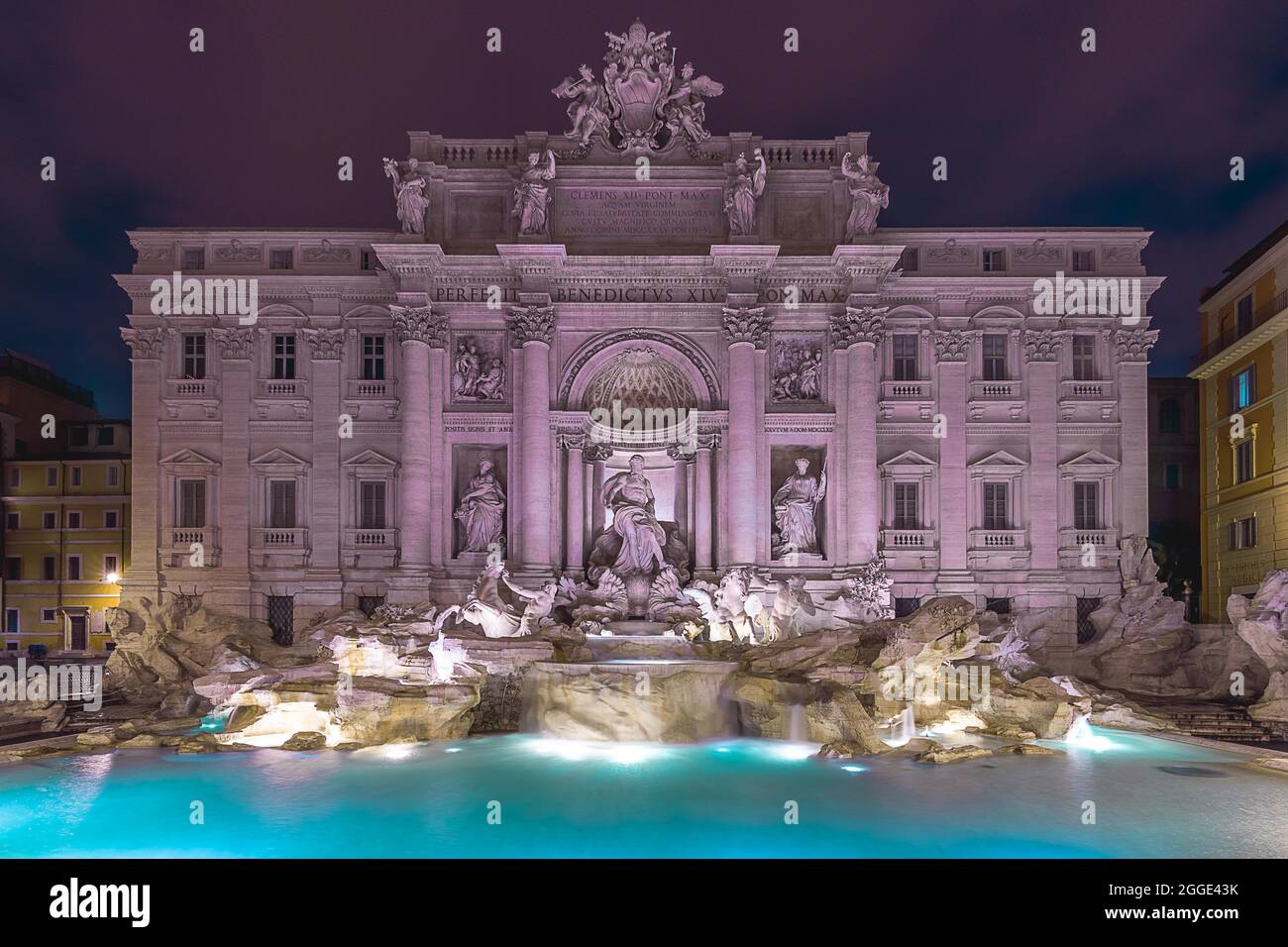 Fontaine illuminée la nuit, avec bâtiment historique, Fontaine de Trevi, Rome, Italie Banque D'Images