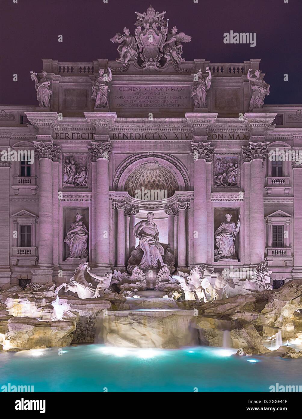 Fontaine illuminée la nuit, avec bâtiment historique, Fontaine de Trevi, Rome, Italie Banque D'Images