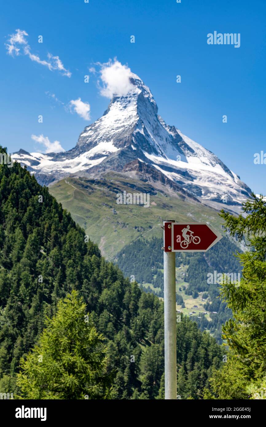 Sentier de randonnée cycliste avec Matterhorn en arrière-plan, Zermatt, Valais, Suisse Banque D'Images